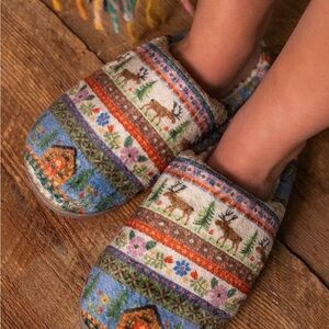 NATURAL LIFE Cozy Sherpa Slippers Moose Cabin Borders 🫎